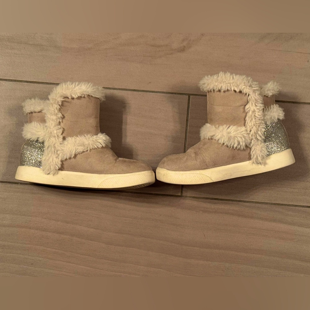 Cozy Tan Silver girls Boots size 11 / MEDIUM